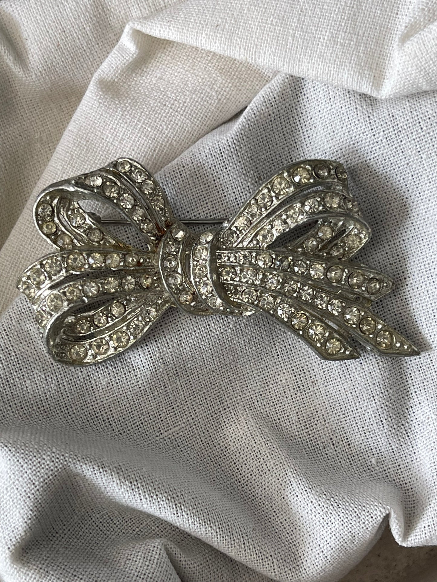Vintage 1940s Rhinestone Bow Brooch – Silver-Tone Crystal Pin