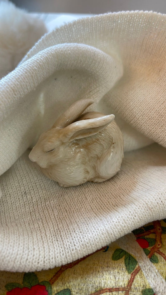 Adorable Vintage Porcelain Bunny Figurine - Collectible Decor