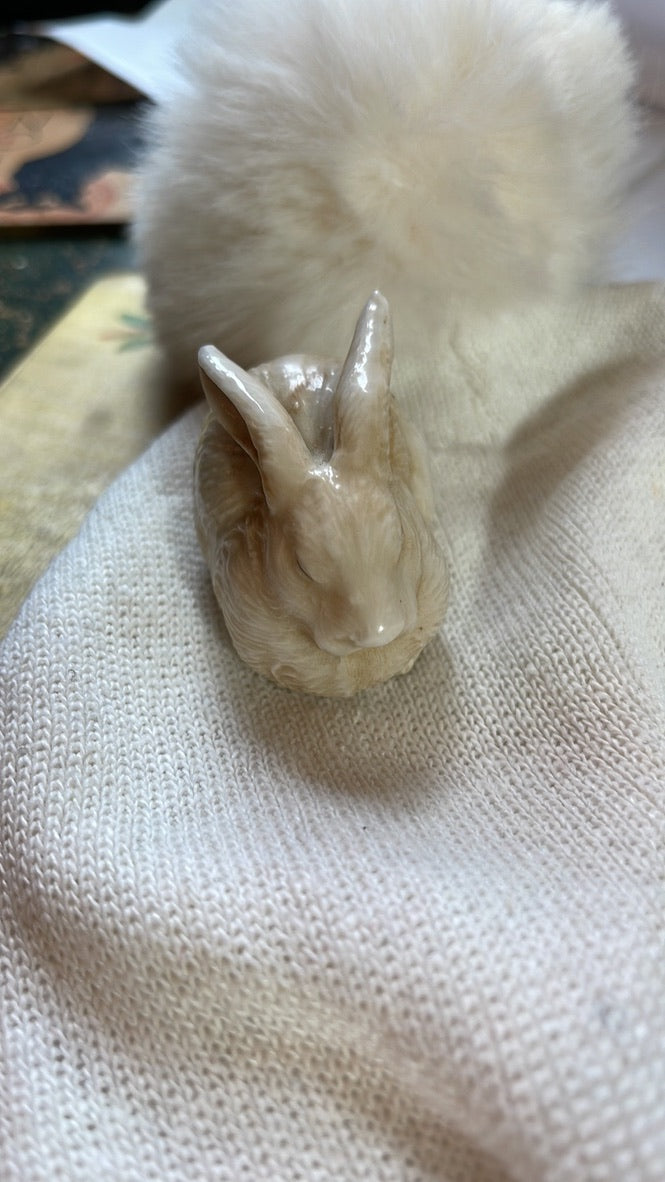 Adorable Vintage Porcelain Bunny Figurine - Collectible Decor
